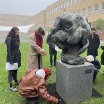 Sázení krokusů jako symbolu obětí holocaustu (K4)