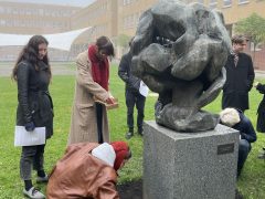 Sázení krokusů jako symbolu obětí holocaustu (K4)